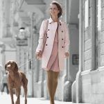 juzo-kompressionsstruempfe-spirit-mandel-lifestyle-hund-fine-art